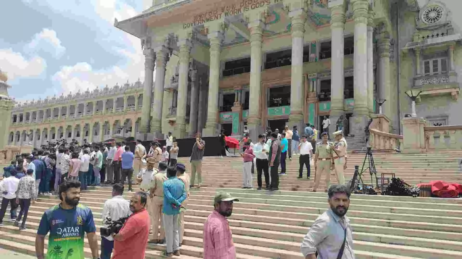 ವಿಧಾನಸೌಧದಲ್ಲಿ ಇಂದು ಸಂಜೆ 4 ಗಂಟೆಗೆ ಆರ್ಸಿಬಿ ಆಟಗಾರರಿಗೆ ಭವ್ಯ ಸನ್ಮಾನ ವಿಧಾನಸೌಧದಲ್ಲಿ ಇಂದು ಸಂಜೆ 4 ಗಂಟೆಗೆ ಆರ್ಸಿಬಿ ಆಟಗಾರರಿಗೆ ಭವ್ಯ ಸನ್ಮಾನ