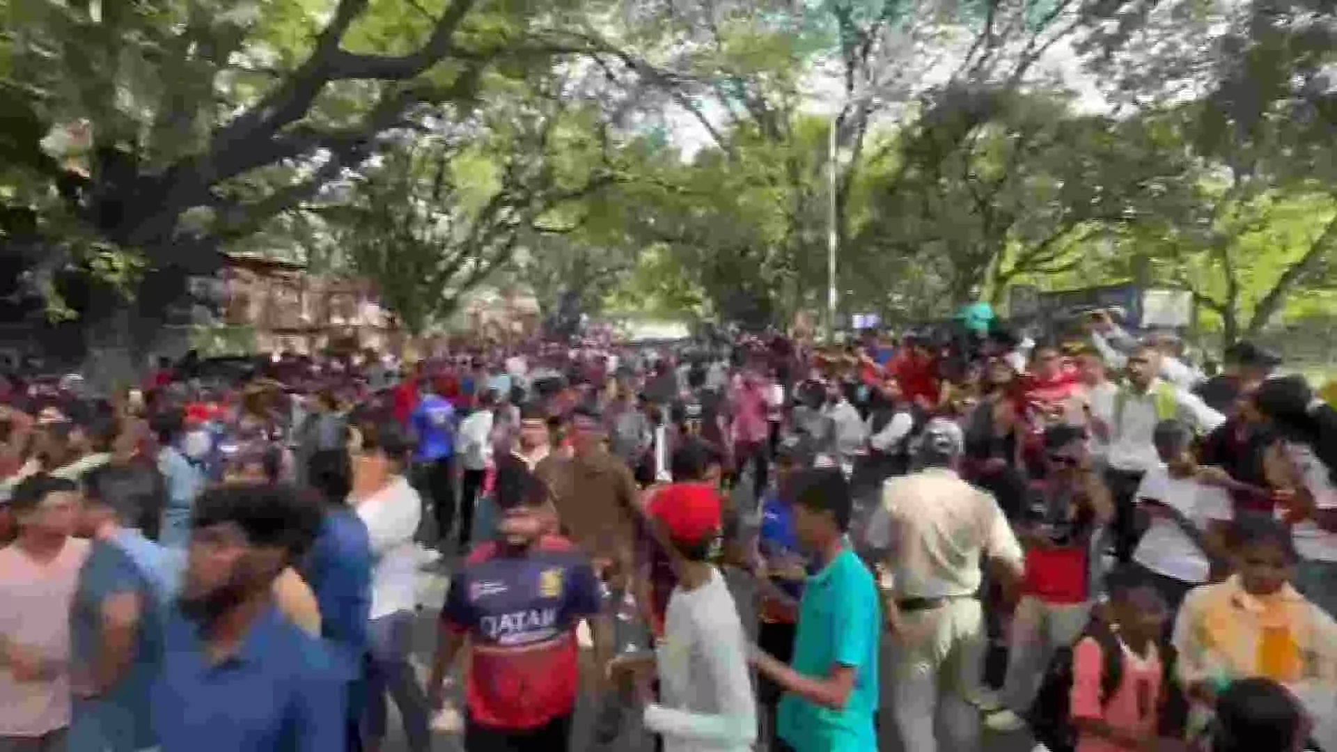 Bangalore Stampede | ಲಕ್ಷಾಂತರ ಅಭಿಮಾನಿಗಳ ದಟ್ಟಣೆ ನಿರ್ವಹಣೆಗೆ ಪೂರ್ವಸಿದ್ಧತೆಯೇ ಇಲ್ಲ! ಪೊಲೀಸರು ತಿಳಿಹೇಳಿದರೂ ಕೇಳದ ಸರ್ಕಾರ? Bangalore Stampede | ಲಕ್ಷಾಂತರ ಅಭಿಮಾನಿಗಳ ದಟ್ಟಣೆ ನಿರ್ವಹಣೆಗೆ ಪೂರ್ವಸಿದ್ಧತೆಯೇ ಇಲ್ಲ! ಪೊಲೀಸರು ತಿಳಿಹೇಳಿದರೂ ಕೇಳದ ಸರ್ಕಾರ?