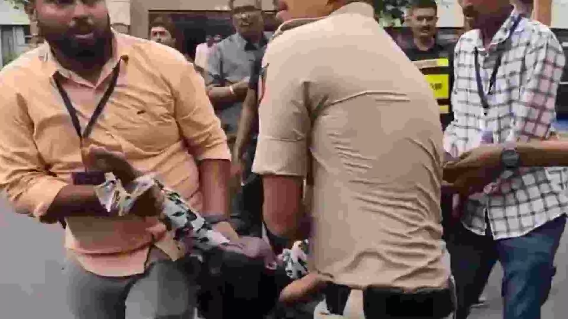 ಆರ್ಸಿಬಿ ವಿಜಯೋತ್ಸವಕ್ಕೆ ಕಪ್ಪುಚುಕ್ಕೆ: ಚಿನ್ನಸ್ವಾಮಿ ಕ್ರೀಡಾಂಗಣದ ಬಳಿ ಕಾಲ್ತುಳಿತ; ಇಬ್ಬರ ಸಾವು, ಹಲವರಿಗೆ ಗಂಭೀರ ಗಾಯ ಆರ್ಸಿಬಿ ವಿಜಯೋತ್ಸವಕ್ಕೆ ಕಪ್ಪುಚುಕ್ಕೆ: ಚಿನ್ನಸ್ವಾಮಿ ಕ್ರೀಡಾಂಗಣದ ಬಳಿ ಕಾಲ್ತುಳಿತ; ಇಬ್ಬರ ಸಾವು, ಹಲವರಿಗೆ ಗಂಭೀರ ಗಾಯ