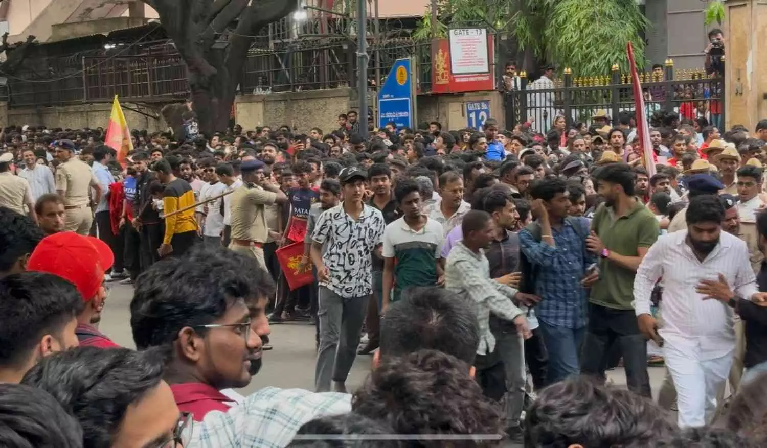 ಆರ್ಸಿಬಿ ವಿಜಯೋತ್ಸವದಲ್ಲಿ ಕಾಲ್ತುಳಿತ ಹಲವರ ಸಾವು; ಸರ್ಕಾರದ ದಿಢೀರ್ ನಿರ್ಧಾರದಿಂದ ಭದ್ರತೆ ವೈಫಲ್ಯ ಆರ್ಸಿಬಿ ವಿಜಯೋತ್ಸವದಲ್ಲಿ ಕಾಲ್ತುಳಿತ ಹಲವರ ಸಾವು; ಸರ್ಕಾರದ ದಿಢೀರ್ ನಿರ್ಧಾರದಿಂದ ಭದ್ರತೆ ವೈಫಲ್ಯ