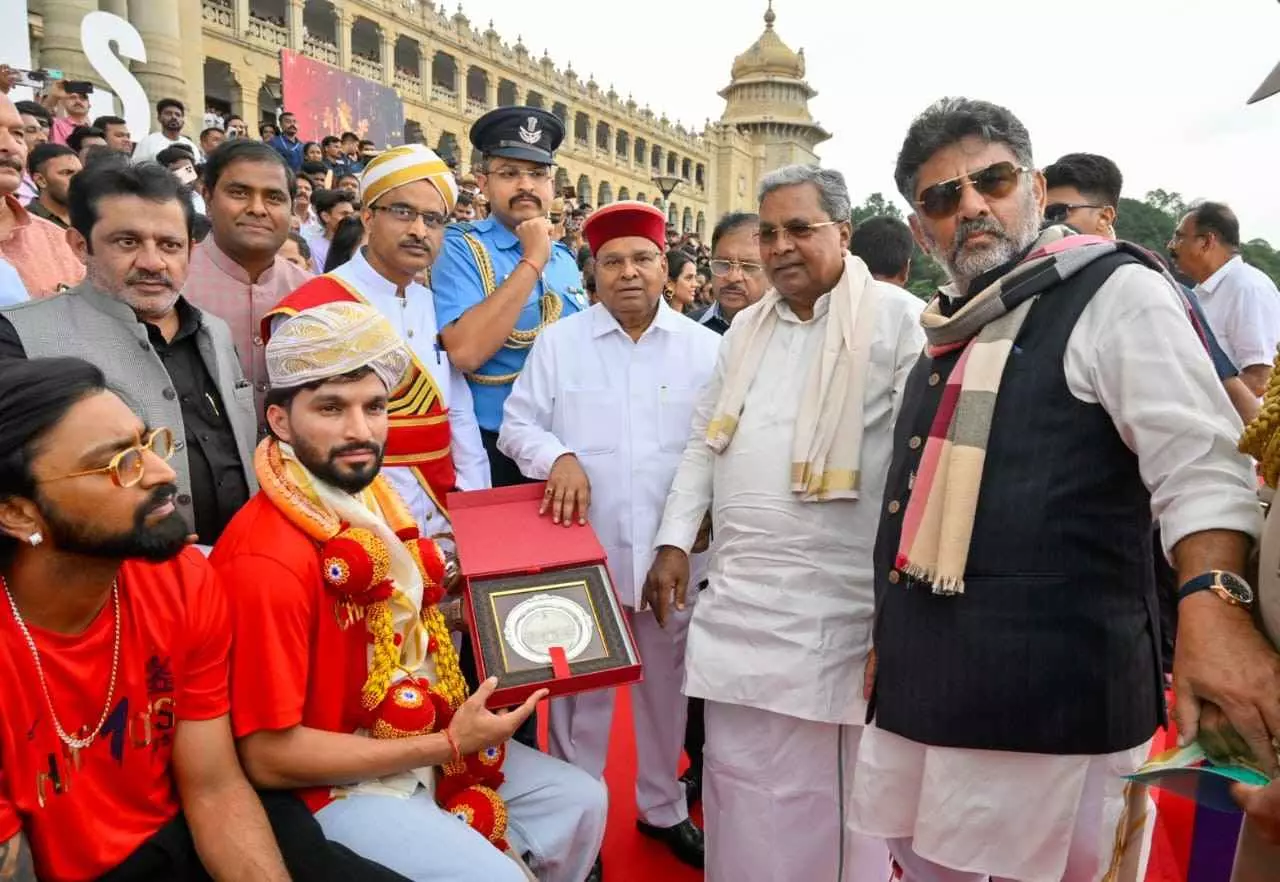 RCB Champion | ಆರ್ಸಿಬಿ ವಿಜಯೋತ್ಸವ ದುರಂತಕ್ಕೆ ರಾಜಕೀಯ ಮೇಲಾಟವೇ ಕಾರಣ? ಚರ್ಚೆ ಶುರು RCB Champion | ಆರ್ಸಿಬಿ ವಿಜಯೋತ್ಸವ ದುರಂತಕ್ಕೆ ರಾಜಕೀಯ ಮೇಲಾಟವೇ ಕಾರಣ? ಚರ್ಚೆ ಶುರು