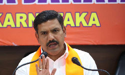 ವೇದಿಕೆಯಲ್ಲಿ ಅಶೋಕ್ ಗೂ ಸ್ಥಾನ ಕಲ್ಪಿಸಿಕೊಟ್ಟ ವಿಜಯೇಂದ್ರ