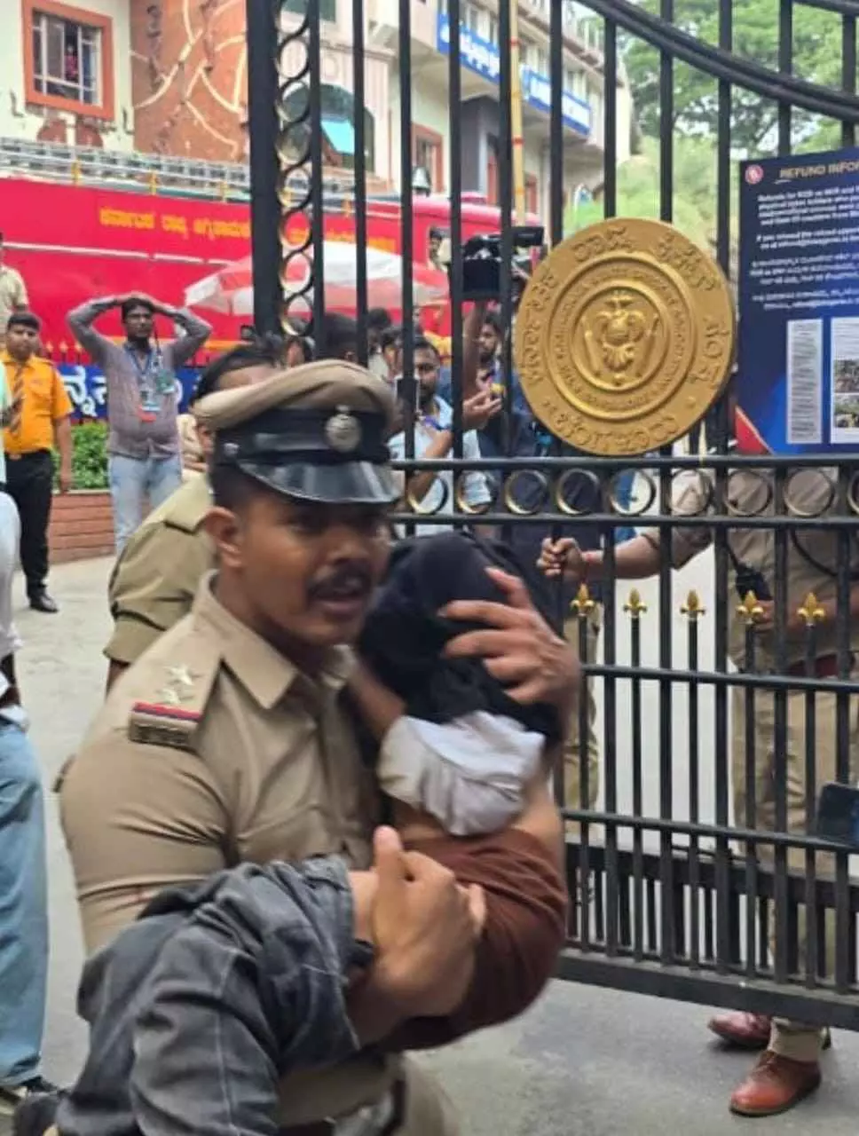 Bangalore Stampede|ಕುನ್ಹಾ ವರದಿಗೆ ಸಚಿವ ಸಂಪುಟ ಸಭೆ ಒಪ್ಪಿಗೆ; ಆರ್ಸಿಬಿ, ಕೆಎಸ್ಸಿಎ ವಿರುದ್ಧ ಕ್ರಿಮಿನಲ್ ಮೊಕದ್ದಮೆಗೆ ಶಿಫಾರಸು? Bangalore Stampede|ಕುನ್ಹಾ ವರದಿಗೆ ಸಚಿವ ಸಂಪುಟ ಸಭೆ ಒಪ್ಪಿಗೆ; ಆರ್ಸಿಬಿ, ಕೆಎಸ್ಸಿಎ ವಿರುದ್ಧ ಕ್ರಿಮಿನಲ್ ಮೊಕದ್ದಮೆಗೆ ಶಿಫಾರಸು?