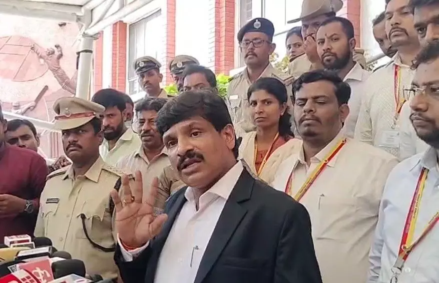 Stampade| ಆರ್ಸಿಬಿ ವಿಜಯೋತ್ಸವದಲ್ಲಿ ಕಾಲ್ತುಳಿತ; ಪೊಲೀಸ್ ಆಯುಕ್ತ, ಕೆಎಸ್ಸಿಎ ಕಾರ್ಯದರ್ಶಿ, ಆರ್ಸಿಬಿಗೆ ನೋಟಿಸ್ Stampade| ಆರ್ಸಿಬಿ ವಿಜಯೋತ್ಸವದಲ್ಲಿ ಕಾಲ್ತುಳಿತ; ಪೊಲೀಸ್ ಆಯುಕ್ತ, ಕೆಎಸ್ಸಿಎ ಕಾರ್ಯದರ್ಶಿ, ಆರ್ಸಿಬಿಗೆ ನೋಟಿಸ್