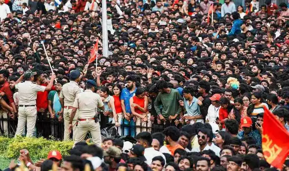 ಆರ್ಸಿಬಿ ಕಾಲ್ತುಳಿತ: ಕ್ರಿಕೆಟ್ ಉನ್ಮಾದಕ್ಕೊಳಗಾದವರ ದುರಾದೃಷ್ಟಕರ ʼರಿಯಾಲಿಟಿ ಚೆಕ್ʼ ಆರ್ಸಿಬಿ ಕಾಲ್ತುಳಿತ: ಕ್ರಿಕೆಟ್ ಉನ್ಮಾದಕ್ಕೊಳಗಾದವರ ದುರಾದೃಷ್ಟಕರ ʼರಿಯಾಲಿಟಿ ಚೆಕ್ʼ