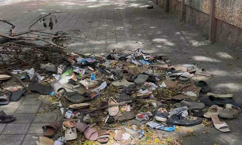 Bangalore Stampede Tragedy| ದುರಂತದ ಕಥೆ ಹೇಳುತ್ತಿವೆ ಸ್ಟೇಡಿಯಂ ಬಳಿ ಬಿದ್ದಿರುವ ರಾಶಿ ರಾಶಿ ಅವಶೇಷಗಳು Bangalore Stampede Tragedy| ದುರಂತದ ಕಥೆ ಹೇಳುತ್ತಿವೆ ಸ್ಟೇಡಿಯಂ ಬಳಿ ಬಿದ್ದಿರುವ ರಾಶಿ ರಾಶಿ ಅವಶೇಷಗಳು