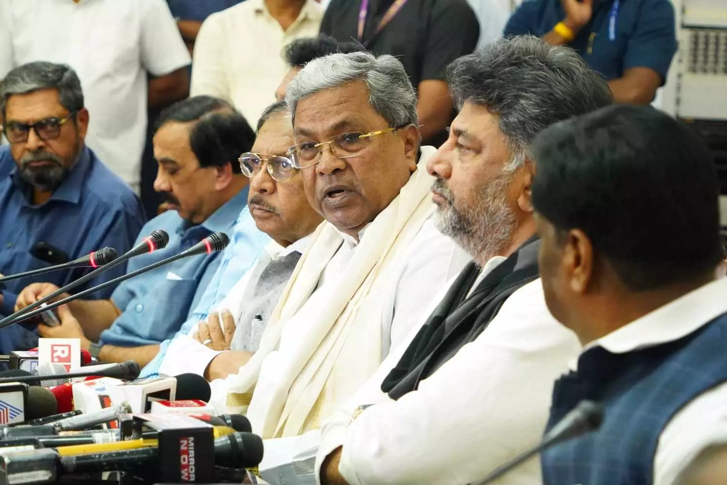 Bangalore Stampede | ಕಾಲ್ತುಳಿತದಲ್ಲಿ ಮೃತಪಟ್ಟವರ ಕುಟುಂಬಗಳಿಗೆ ತಲಾ 25 ಲಕ್ಷ ರೂ. ಪರಿಹಾರ Bangalore Stampede | ಕಾಲ್ತುಳಿತದಲ್ಲಿ ಮೃತಪಟ್ಟವರ ಕುಟುಂಬಗಳಿಗೆ ತಲಾ 25 ಲಕ್ಷ ರೂ. ಪರಿಹಾರ