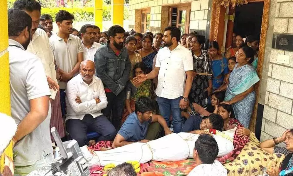 ಕಾಲ್ತುಳಿತದಲ್ಲಿ ಮೃತಪಟ್ಟ ಭೂಮಿಕ್ ಕಾಲ್ತುಳಿತದಲ್ಲಿ ಮೃತಪಟ್ಟ ಭೂಮಿಕ್