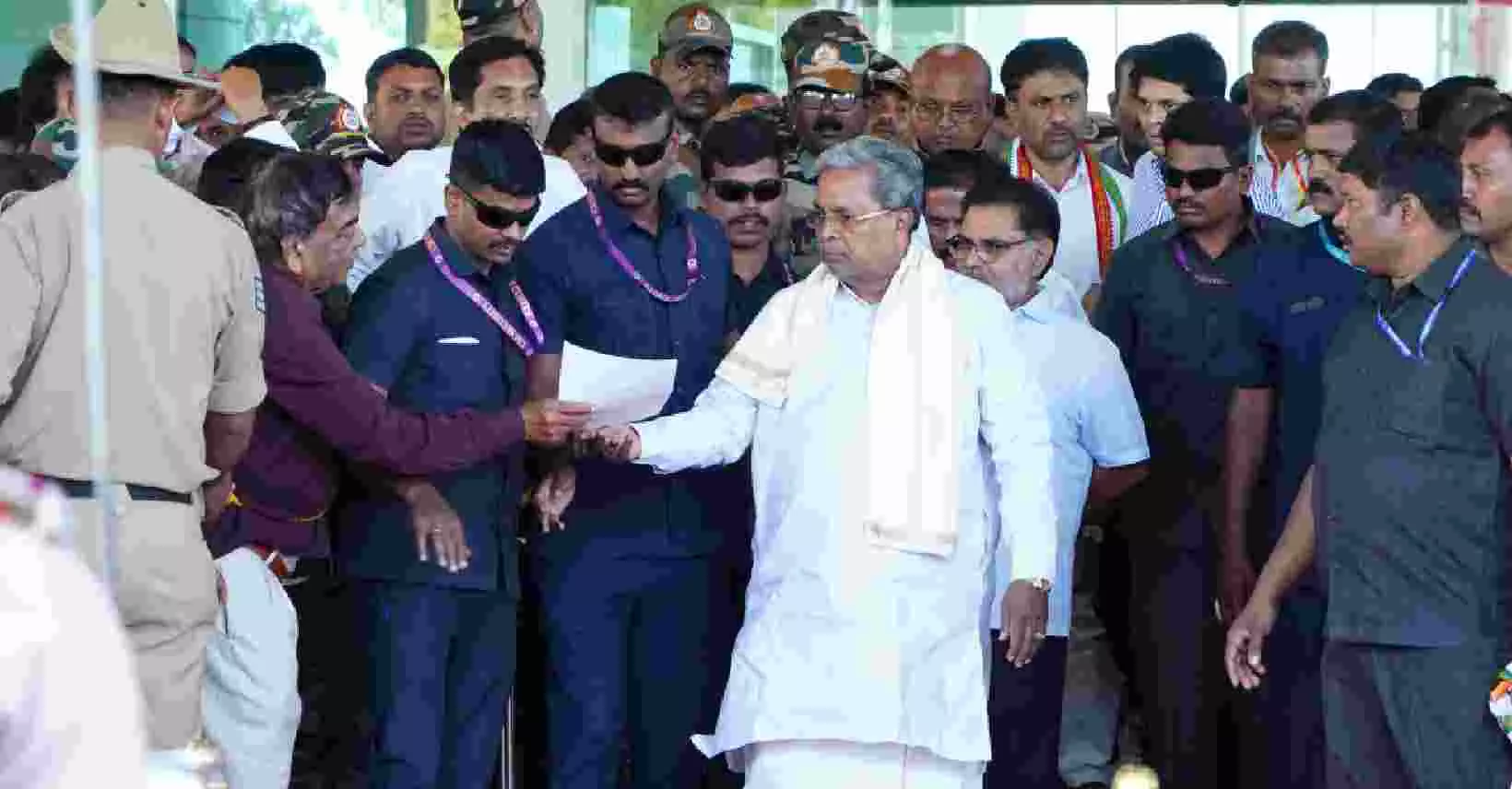 ಆರ್ಸಿಬಿ ವಿಜಯೋತ್ಸವ ಕಾಲ್ತುಳಿತ: ಪೊಲೀಸರ ವೈಫಲ್ಯವೇ ಕಾರಣ; 5 ಅಧಿಕಾರಿಗಳ ಅಮಾನತು ಸಮರ್ಥಿಸಿಕೊಂಡ ಸಿಎಂ ಆರ್ಸಿಬಿ ವಿಜಯೋತ್ಸವ ಕಾಲ್ತುಳಿತ: ಪೊಲೀಸರ ವೈಫಲ್ಯವೇ ಕಾರಣ; 5 ಅಧಿಕಾರಿಗಳ ಅಮಾನತು ಸಮರ್ಥಿಸಿಕೊಂಡ ಸಿಎಂ