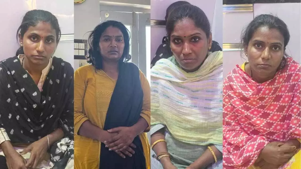 ರಶ್ ಇರುವ ಬಸ್ ಹತ್ತುವ ಮಹಿಳೆಯರೇ ಇವರ ಟಾರ್ಗೆಟ್; ಬಸ್ನಲ್ಲಿ ಕಳ್ಳತನ ಮಾಡುತ್ತಿದ್ದ ಲೇಡೀಸ್ ಗ್ಯಾಂಗ್ ಸೆರೆ ರಶ್ ಇರುವ ಬಸ್ ಹತ್ತುವ ಮಹಿಳೆಯರೇ ಇವರ ಟಾರ್ಗೆಟ್; ಬಸ್ನಲ್ಲಿ ಕಳ್ಳತನ ಮಾಡುತ್ತಿದ್ದ ಲೇಡೀಸ್ ಗ್ಯಾಂಗ್ ಸೆರೆ
