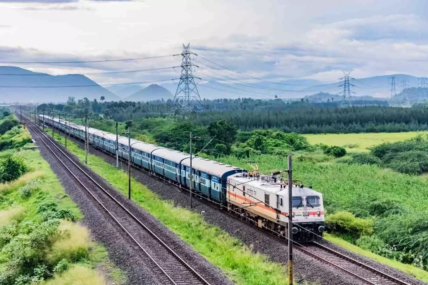 ಜುಲೈ 1 ರಿಂದ ಆಧಾರ್ ಆಧರಿತ ತತ್ಕಾಲ್ ಬುಕಿಂಗ್ ಕಡ್ಡಾಯ; ರೈಲ್ವೆ ಸಚಿವಾಲಯ ಜುಲೈ 1 ರಿಂದ ಆಧಾರ್ ಆಧರಿತ ತತ್ಕಾಲ್ ಬುಕಿಂಗ್ ಕಡ್ಡಾಯ; ರೈಲ್ವೆ ಸಚಿವಾಲಯ