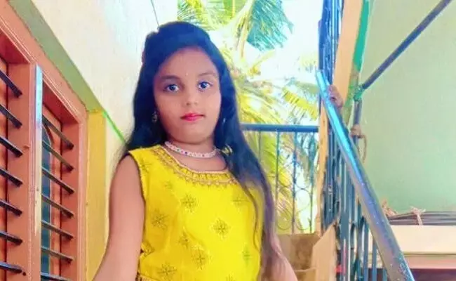 ಬೆಸ್ಕಾಂ ನಿರ್ಲಕ್ಷ್ಯ |ಕಂಬ ಸ್ಪರ್ಶಿಸಿದ ಬಾಲಕಿಗೆ ವಿದ್ಯುತ್ ಪ್ರವಹಿಸಿ ಸಾವು ಬೆಸ್ಕಾಂ ನಿರ್ಲಕ್ಷ್ಯ |ಕಂಬ ಸ್ಪರ್ಶಿಸಿದ ಬಾಲಕಿಗೆ ವಿದ್ಯುತ್ ಪ್ರವಹಿಸಿ ಸಾವು