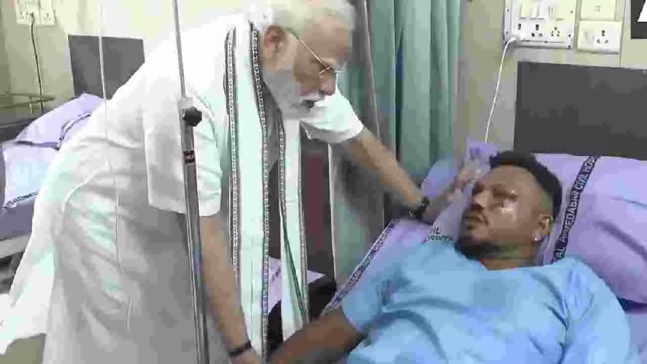 ಅಹಮದಾಬಾದ್ ವಿಮಾನ ದುರಂತ: ಸಾವಿನ ದವಡೆಯಿಂದ ಪಾರಾದ ರಮೇಶ್ ಮನದಲ್ಲೀಗ ಕರಾಳ ನೆನಪುಗಳು... ಅಹಮದಾಬಾದ್ ವಿಮಾನ ದುರಂತ: ಸಾವಿನ ದವಡೆಯಿಂದ ಪಾರಾದ ರಮೇಶ್ ಮನದಲ್ಲೀಗ ಕರಾಳ ನೆನಪುಗಳು...
