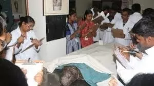 Crisis in Medical Colleges | ವೈದ್ಯ ವಿದ್ಯಾರ್ಥಿಗಳ ಅಧ್ಯಯನಕ್ಕೆ ಸಿಗುತ್ತಿಲ್ಲ ಮೃತದೇಹಗಳು; ಸಿಕ್ಕರೂ ಮೂವತ್ತು ಮಂದಿಗೆ ಒಂದೇ! Crisis in Medical Colleges | ವೈದ್ಯ ವಿದ್ಯಾರ್ಥಿಗಳ ಅಧ್ಯಯನಕ್ಕೆ ಸಿಗುತ್ತಿಲ್ಲ ಮೃತದೇಹಗಳು; ಸಿಕ್ಕರೂ ಮೂವತ್ತು ಮಂದಿಗೆ ಒಂದೇ!