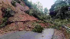 ಶೃಂಗೇರಿ ಬಳಿ ಹೆದ್ದಾರಿಯಲ್ಲಿ ಗುಡ್ಡ ಕುಸಿತ; ಮಂಗಳೂರು ನಡುವಿನ ಸಂಪರ್ಕ ಕಡಿತ