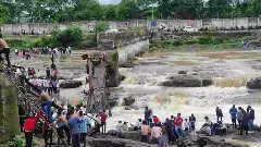 ಪುಣೆಯಲ್ಲಿ ಭಾರೀ ಮಳೆಗೆ ಹಳೆಯ ಸೇತುವೆ ಕುಸಿತ: 5 ಮಂದಿ ಸಾವು, ಹಲವರು ನಾಪತ್ತೆ