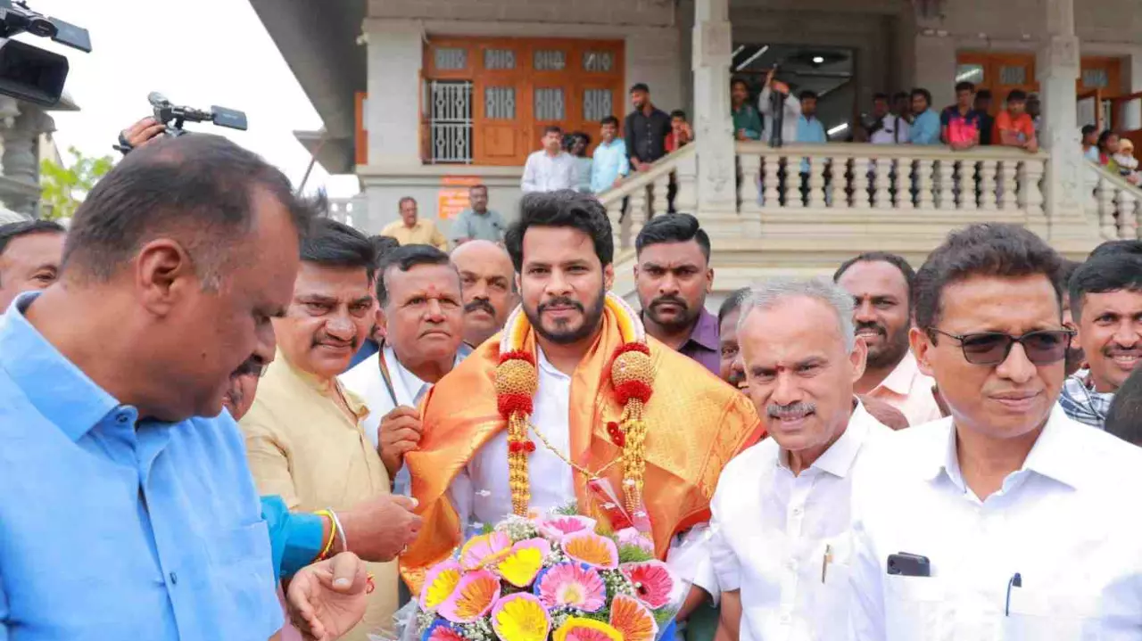 ನಿಖಿಲ್ ರಾಜ್ಯ ಪ್ರವಾಸ | ಬಿಜೆಪಿ ಶಾಸಕರಿಂದ ಶುಭ ಹಾರೈಕೆ; ನೆಲೆ ಭದ್ರಪಡಿಸಿಕೊಳ್ಳಲು ಜೆಡಿಎಸ್ ಚಿತ್ತ ನಿಖಿಲ್ ರಾಜ್ಯ ಪ್ರವಾಸ | ಬಿಜೆಪಿ ಶಾಸಕರಿಂದ ಶುಭ ಹಾರೈಕೆ; ನೆಲೆ ಭದ್ರಪಡಿಸಿಕೊಳ್ಳಲು ಜೆಡಿಎಸ್ ಚಿತ್ತ