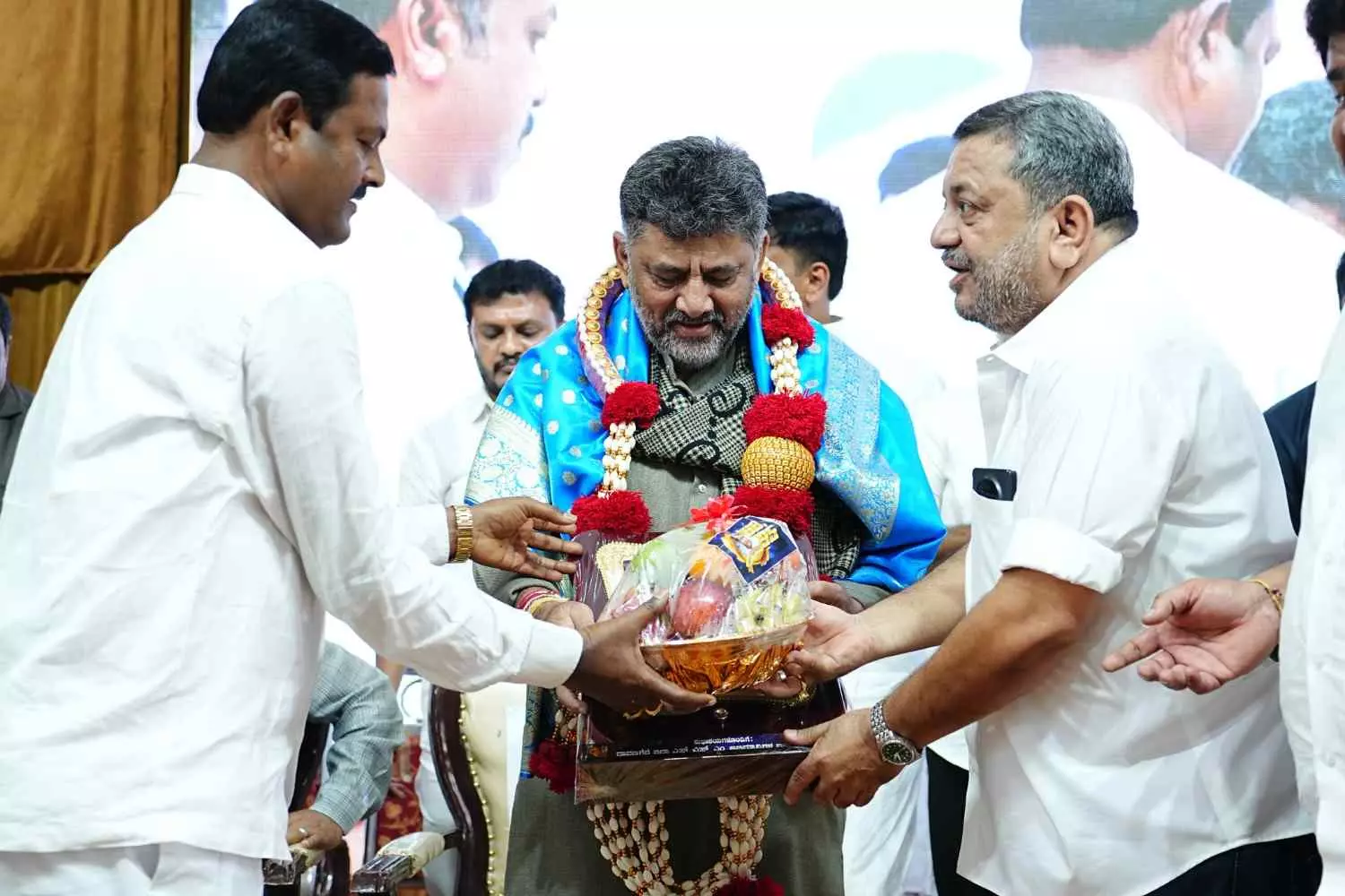 ಅಹಮದಾಬಾದ್ ವಿಮಾನ ದುರಂತ: ಹೆಣದ ಮೇಲೆ ರಾಜಕೀಯ ಮಾಡಲ್ಲ, ಎಂದ ಡಿ.ಕೆ. ಶಿವಕುಮಾರ್ ಅಹಮದಾಬಾದ್ ವಿಮಾನ ದುರಂತ: ಹೆಣದ ಮೇಲೆ ರಾಜಕೀಯ ಮಾಡಲ್ಲ, ಎಂದ ಡಿ.ಕೆ. ಶಿವಕುಮಾರ್