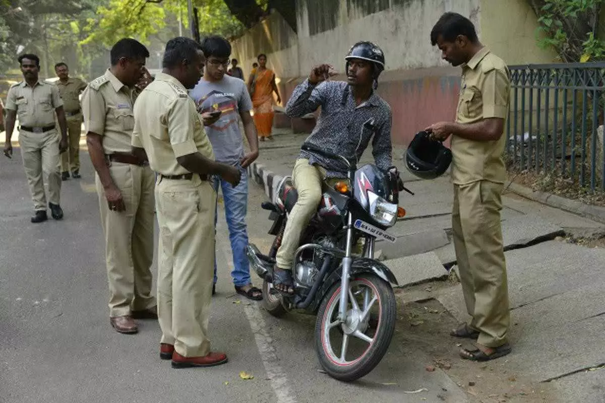 ಹೈಕೋರ್ಟ್ ಆದೇಶ ಉಲ್ಲಂಘನೆ; ಆರ್ಟಿಒ ಅಧಿಕಾರಿಗಳಿಂದ 100 ಕ್ಕೂ ಹೆಚ್ಚು ಬೈಕ್ ಟ್ಯಾಕ್ಸಿಗಳ ವಶ ಹೈಕೋರ್ಟ್ ಆದೇಶ ಉಲ್ಲಂಘನೆ; ಆರ್ಟಿಒ ಅಧಿಕಾರಿಗಳಿಂದ 100 ಕ್ಕೂ ಹೆಚ್ಚು ಬೈಕ್ ಟ್ಯಾಕ್ಸಿಗಳ ವಶ