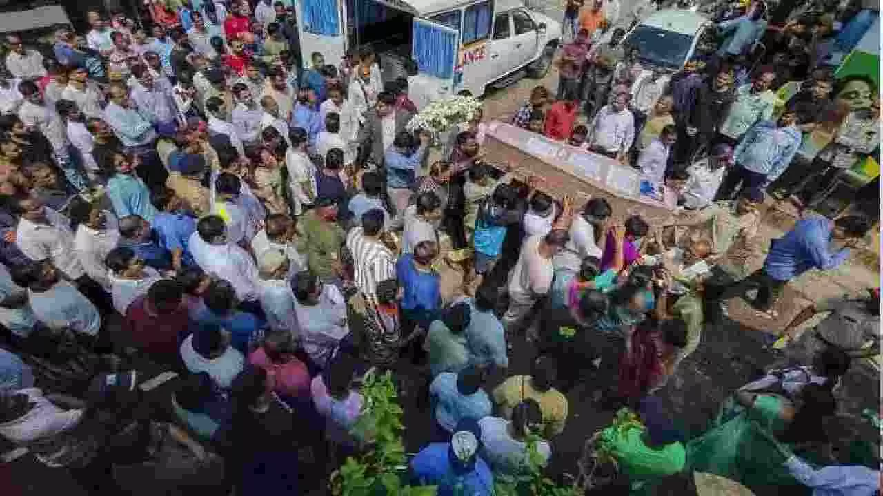 ಅಹಮದಾಬಾದ್ ವಿಮಾನ ದುರಂತ: 135 ಶವಗಳ ಗುರುತು ಪತ್ತೆ; 101 ಶವಗಳ ಹಸ್ತಾಂತರ ಅಹಮದಾಬಾದ್ ವಿಮಾನ ದುರಂತ: 135 ಶವಗಳ ಗುರುತು ಪತ್ತೆ; 101 ಶವಗಳ ಹಸ್ತಾಂತರ