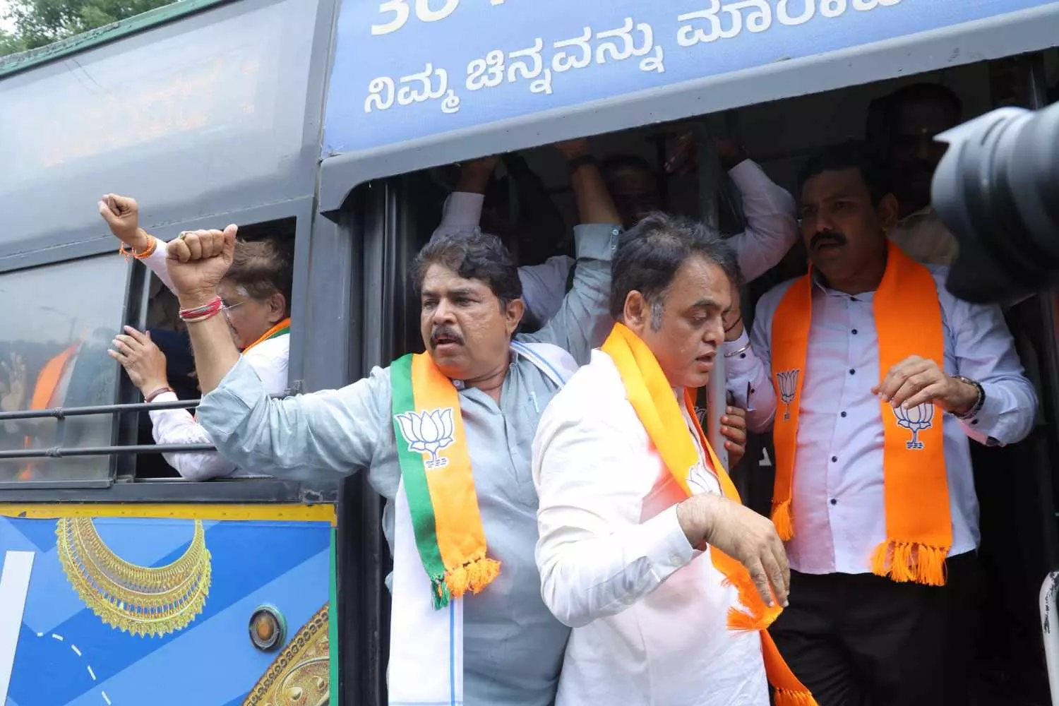 Bangalore Stampede | ಸಿಎಂ ಮನೆಗೆ ಮುತ್ತಿಗೆ ಯತ್ನ; ವಿಜಯೇಂದ್ರ, ಅಶೋಕ್ ಸೇರಿ ಬಿಜೆಪಿ ನಾಯಕರು ವಶಕ್ಕೆ Bangalore Stampede | ಸಿಎಂ ಮನೆಗೆ ಮುತ್ತಿಗೆ ಯತ್ನ; ವಿಜಯೇಂದ್ರ, ಅಶೋಕ್ ಸೇರಿ ಬಿಜೆಪಿ ನಾಯಕರು ವಶಕ್ಕೆ