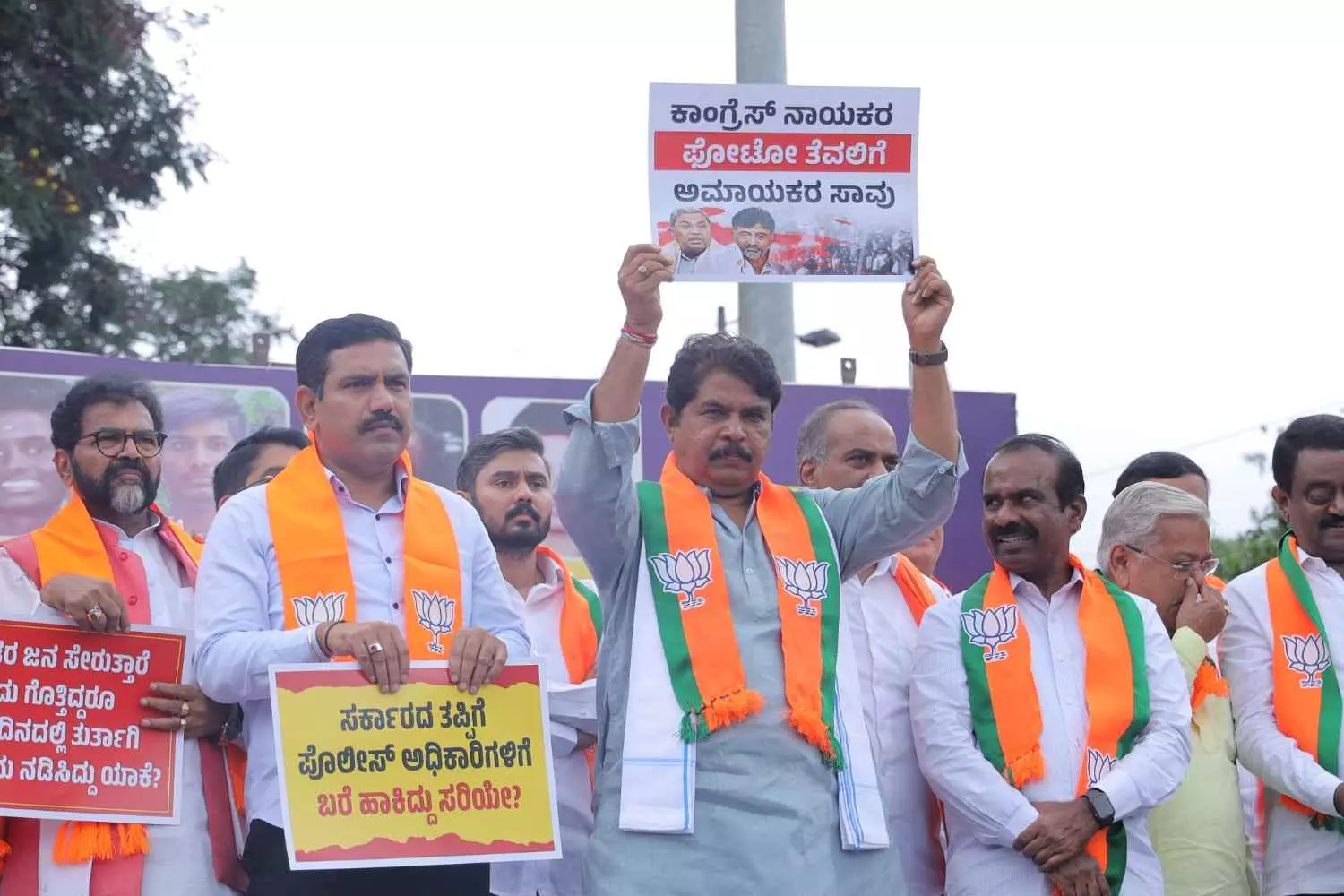 ಬೆಂಗಳೂರಿನ ಫ್ರೀಡಂ ಪಾರ್ಕ್ನಲ್ಲಿ ಬಿಜೆಪಿ ನಾಯಕರು ಹಾಗೂ ಕಾರ್ಯಕರ್ತರು ಸಿಎಂ ರಾಜೀನಾಮೆಗೆ ಆಗ್ರಹಿಸಿ ಪ್ರತಿಭಟನೆ ನಡೆಸಿದರು ಬೆಂಗಳೂರಿನ ಫ್ರೀಡಂ ಪಾರ್ಕ್ನಲ್ಲಿ ಬಿಜೆಪಿ ನಾಯಕರು ಹಾಗೂ ಕಾರ್ಯಕರ್ತರು ಸಿಎಂ ರಾಜೀನಾಮೆಗೆ ಆಗ್ರಹಿಸಿ ಪ್ರತಿಭಟನೆ ನಡೆಸಿದರು