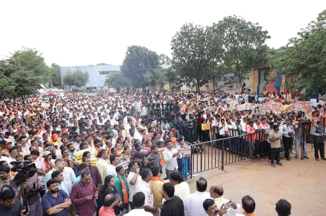 ಬೆಂಗಳೂರಿನಲ್ಲಿ ನಡೆದ ಬಿಜೆಪಿ ಪ್ರತಿಭಟನೆಯಲ್ಲಿ ಭಾಗವಹಿಸಿದ್ದ ಕಾರ್ಯಕರ್ತರ ದಂಡು ಬೆಂಗಳೂರಿನಲ್ಲಿ ನಡೆದ ಬಿಜೆಪಿ ಪ್ರತಿಭಟನೆಯಲ್ಲಿ ಭಾಗವಹಿಸಿದ್ದ ಕಾರ್ಯಕರ್ತರ ದಂಡು