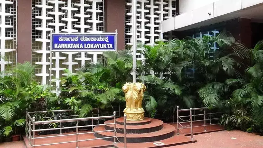 ಲೋಕಾಯುಕ್ತದ ಹೆಸರಲ್ಲಿ ಅಕ್ರಮ; ಸರ್ಕಾರಿ ನೌಕರರಿಗೆ ಬೆದರಿಸಿ ವಸೂಲಿ ಮಾಡುತ್ತಿದ್ದವನ ವಿರುದ್ಧ 35 ಕಡೆ ದೂರು! ಲೋಕಾಯುಕ್ತದ ಹೆಸರಲ್ಲಿ ಅಕ್ರಮ; ಸರ್ಕಾರಿ ನೌಕರರಿಗೆ ಬೆದರಿಸಿ ವಸೂಲಿ ಮಾಡುತ್ತಿದ್ದವನ ವಿರುದ್ಧ 35 ಕಡೆ ದೂರು!