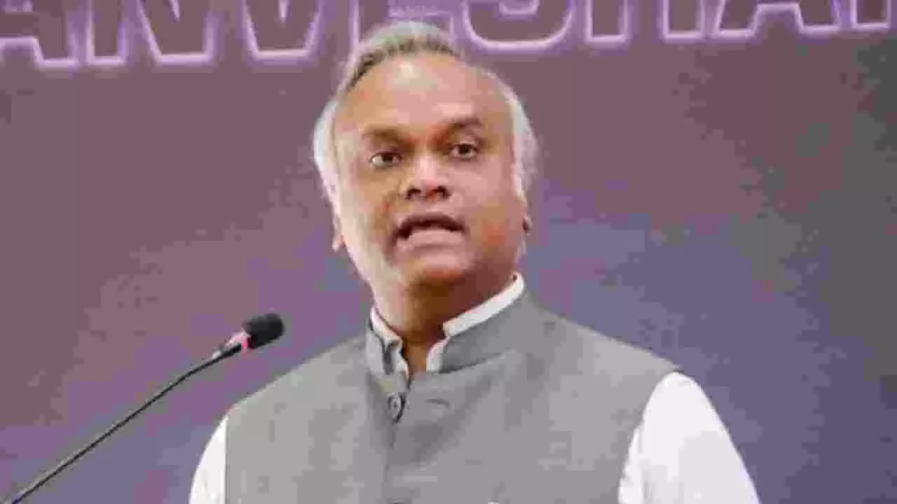 Priyank Kharge : ರೈಲು ಹೋದ ಮೇಲೆ ಟಿಕೆಟ್ ಕೊಟ್ಟರು; ಕೇಂದ್ರ ಸರ್ಕಾರದ ವಿರುದ್ಧ ವ್ಯಂಗ್ಯವಾಡಿದ ಪ್ರಿಯಾಂಕ್ ಖರ್ಗೆ Priyank Kharge : ರೈಲು ಹೋದ ಮೇಲೆ ಟಿಕೆಟ್ ಕೊಟ್ಟರು; ಕೇಂದ್ರ ಸರ್ಕಾರದ ವಿರುದ್ಧ ವ್ಯಂಗ್ಯವಾಡಿದ ಪ್ರಿಯಾಂಕ್ ಖರ್ಗೆ