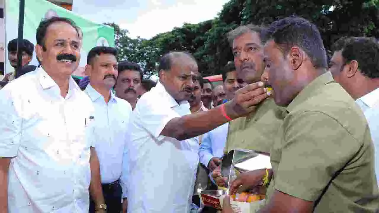 ವಸತಿ ಇಲಾಖೆ ಅಕ್ರಮ ಮುಚ್ಚಿಹಾಕಲು ಪತ್ರ ರಾಜಕೀಯ: ಸರ್ಕಾರದ ವಿರುದ್ಧ ಎಚ್.ಡಿ.ಕುಮಾರಸ್ವಾಮಿ ಗಂಭೀರ ಆರೋಪ ವಸತಿ ಇಲಾಖೆ ಅಕ್ರಮ ಮುಚ್ಚಿಹಾಕಲು ಪತ್ರ ರಾಜಕೀಯ: ಸರ್ಕಾರದ ವಿರುದ್ಧ ಎಚ್.ಡಿ.ಕುಮಾರಸ್ವಾಮಿ ಗಂಭೀರ ಆರೋಪ
