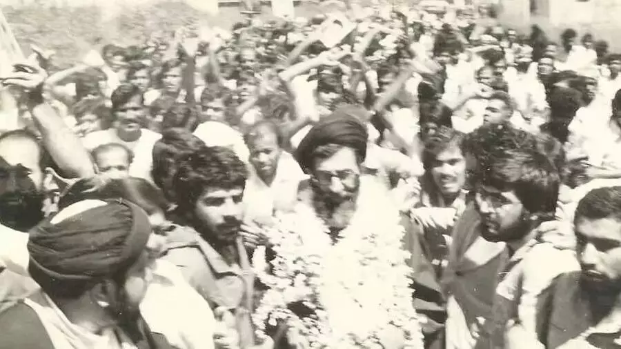 1986ರಲ್ಲಿ ಅಲೀಪುರಕ್ಕೆ ಭೇಟಿ ನೀಡಿದ್ದ ಆಯತೊಲ್ಲಾ ಅಲಿ ಖಮೇನಿ 1986ರಲ್ಲಿ ಅಲೀಪುರಕ್ಕೆ ಭೇಟಿ ನೀಡಿದ್ದ ಆಯತೊಲ್ಲಾ ಅಲಿ ಖಮೇನಿ