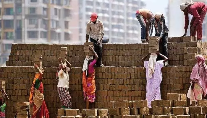 Work Hour Extension Part-1: ಕೆಲಸದ ಅವಧಿ 12 ಗಂಟೆಗೆ ಹೆಚ್ಚಿಸುವ ತೀರ್ಮಾನ; ಕಾರ್ಮಿಕರ ಅಸಮಾಧಾನ Work Hour Extension Part-1: ಕೆಲಸದ ಅವಧಿ 12 ಗಂಟೆಗೆ ಹೆಚ್ಚಿಸುವ ತೀರ್ಮಾನ; ಕಾರ್ಮಿಕರ ಅಸಮಾಧಾನ
