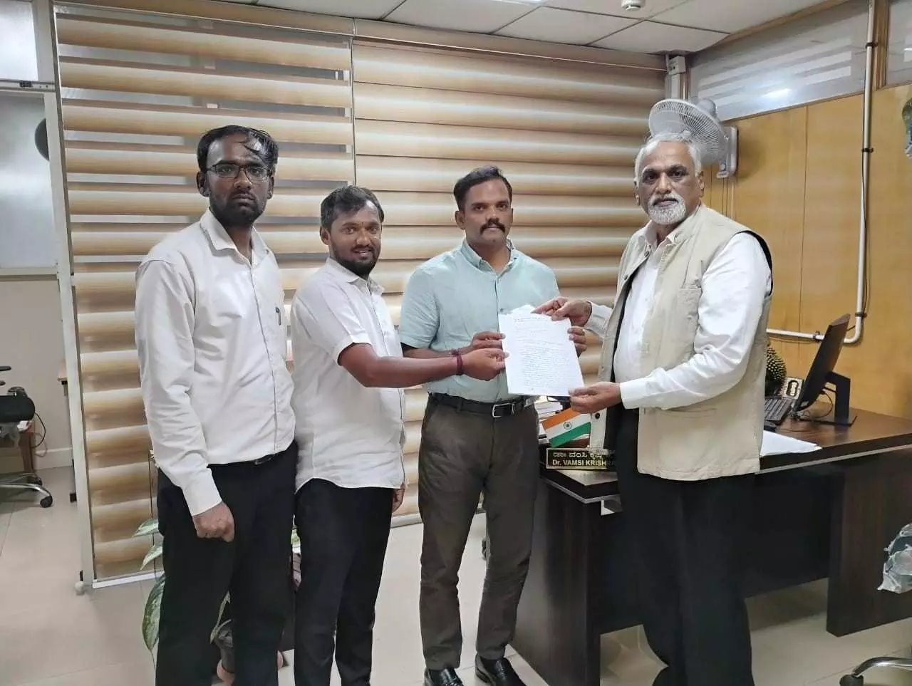ವಸತಿ ಯೋಜನೆಯಲ್ಲಿ ಅವ್ಯವಹಾರ : ತನಿಖೆ ನಡೆಸುವಂತೆ ಲೋಕಾಯುಕ್ತಕ್ಕೆ ದೂರು ವಸತಿ ಯೋಜನೆಯಲ್ಲಿ ಅವ್ಯವಹಾರ : ತನಿಖೆ ನಡೆಸುವಂತೆ ಲೋಕಾಯುಕ್ತಕ್ಕೆ ದೂರು