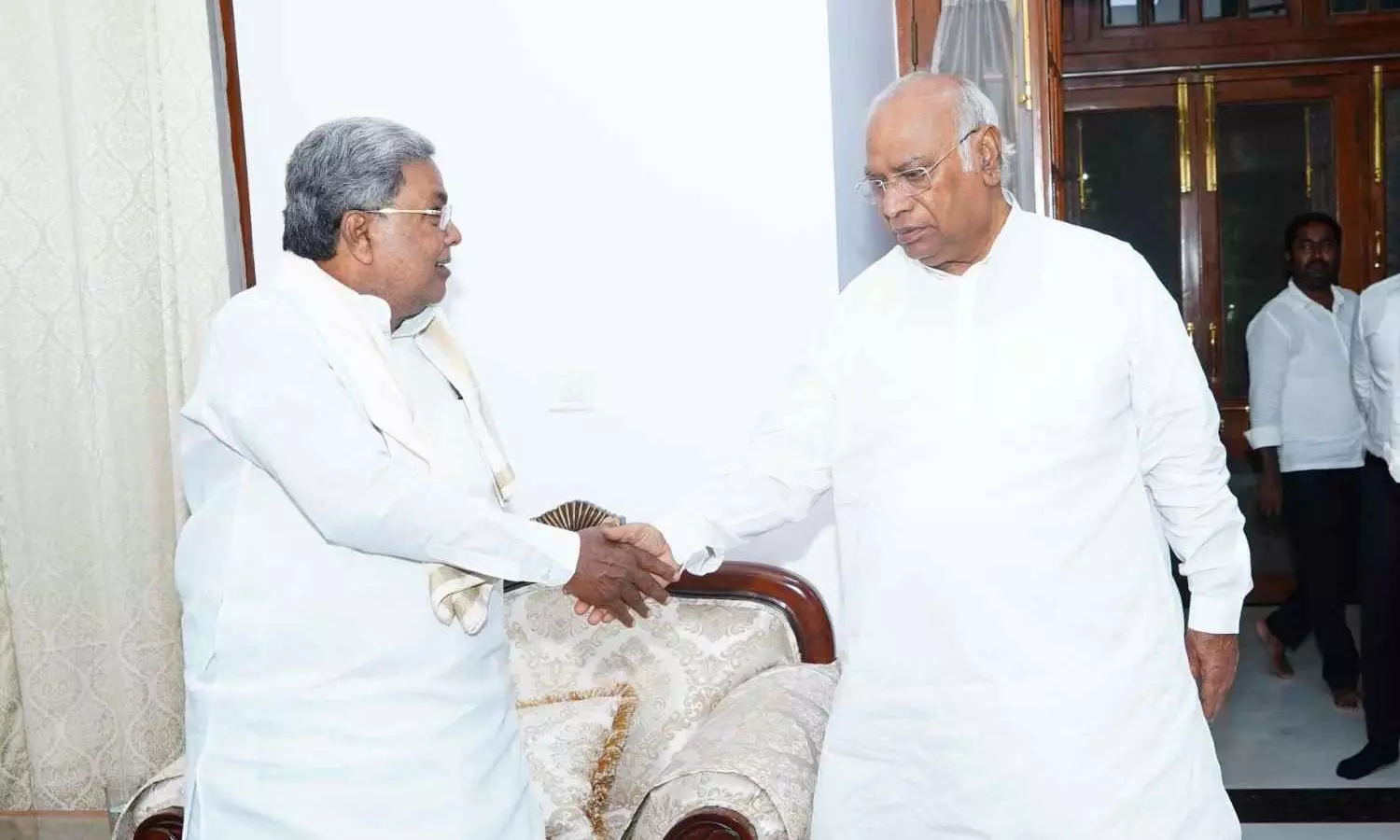 ಸ್ವಪಕ್ಷೀಯರಿಂದ ತರಾಟೆ| ಸಿಎಂ ವಿವರಣೆ ಕೇಳಿದ ಹೈಕಮಾಂಡ್; ಶಾಸಕ, ಸಚಿವರ ಪ್ರತ್ಯೇಕ ಸಭೆಗೆ ಸಿದ್ದರಾಮಯ್ಯ ನಿರ್ಧಾರ ಸ್ವಪಕ್ಷೀಯರಿಂದ ತರಾಟೆ| ಸಿಎಂ ವಿವರಣೆ ಕೇಳಿದ ಹೈಕಮಾಂಡ್; ಶಾಸಕ, ಸಚಿವರ ಪ್ರತ್ಯೇಕ ಸಭೆಗೆ ಸಿದ್ದರಾಮಯ್ಯ ನಿರ್ಧಾರ
