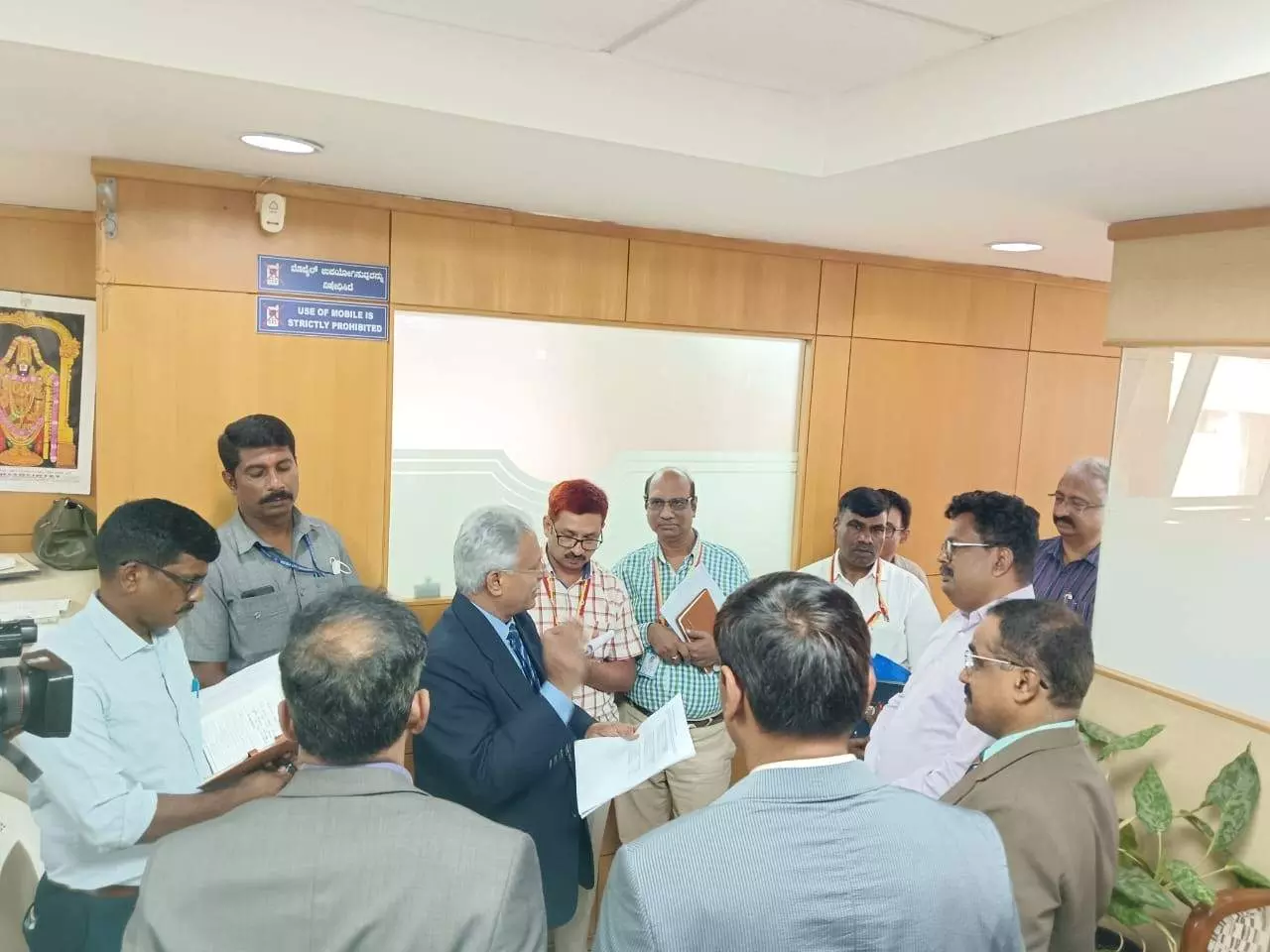 ಪರಿಸರ ಮಾಲಿನ್ಯ ನಿಯಂತ್ರಣ ಮಂಡಳಿ ಕಚೇರಿ ಮೇಲೆ ಲೋಕಾಯುಕ್ತ ದಿಢೀರ್ ಭೇಟಿ ಪರಿಸರ ಮಾಲಿನ್ಯ ನಿಯಂತ್ರಣ ಮಂಡಳಿ ಕಚೇರಿ ಮೇಲೆ ಲೋಕಾಯುಕ್ತ ದಿಢೀರ್ ಭೇಟಿ