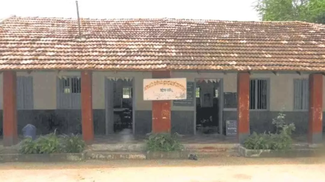 ಚಾಮರಾಜನಗರದ ಈ ಸರ್ಕಾರಿ ಶಾಲೆಗೆ 99 ವರ್ಷ! ಆದರೆ ಬಾಧಿಸುತ್ತಿದೆ ಜಾತಿಯ ದಾಸ್ಯ!! ಚಾಮರಾಜನಗರದ ಈ ಸರ್ಕಾರಿ ಶಾಲೆಗೆ 99 ವರ್ಷ! ಆದರೆ ಬಾಧಿಸುತ್ತಿದೆ ಜಾತಿಯ ದಾಸ್ಯ!!