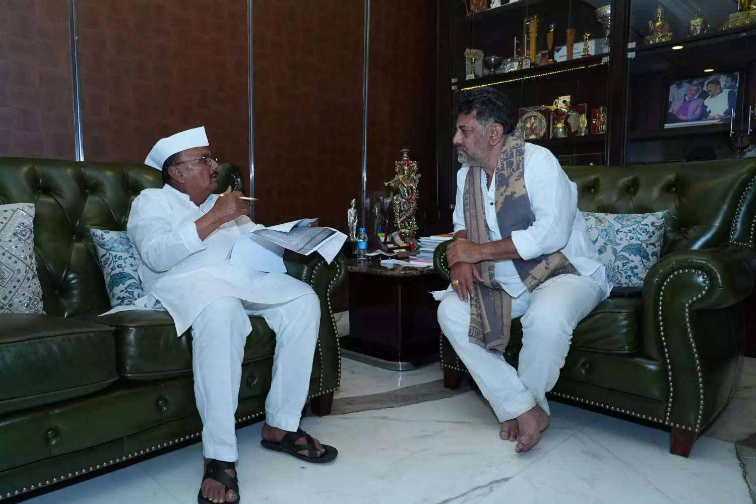 ಅಸಮಾಧಾನ ಶಮನಕ್ಕೆ ಮುಂದಾದ ಸಿಎಂ, ಡಿಸಿಎಂ ; ಶಾಸಕರೊಂದಿಗೆ ಪ್ರತ್ಯೇಕ ಮಾತುಕತೆ ಅಸಮಾಧಾನ ಶಮನಕ್ಕೆ ಮುಂದಾದ ಸಿಎಂ, ಡಿಸಿಎಂ ; ಶಾಸಕರೊಂದಿಗೆ ಪ್ರತ್ಯೇಕ ಮಾತುಕತೆ