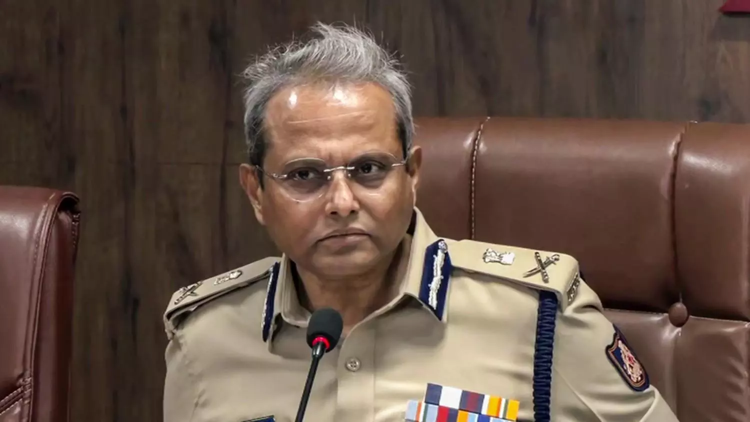 Bangalore Stampede | ಚಿನ್ನಸ್ವಾಮಿ ಕಾಲ್ತುಳಿತ ಪ್ರಕರಣ; ವಿಚಾರಣೆಗೆ ಹಾಜರಾದ ಮಾಜಿ ಪೊಲೀಸ್ ಆಯುಕ್ತ ಬಿ.ದಯಾನಂದ್ Bangalore Stampede | ಚಿನ್ನಸ್ವಾಮಿ ಕಾಲ್ತುಳಿತ ಪ್ರಕರಣ; ವಿಚಾರಣೆಗೆ ಹಾಜರಾದ ಮಾಜಿ ಪೊಲೀಸ್ ಆಯುಕ್ತ ಬಿ.ದಯಾನಂದ್