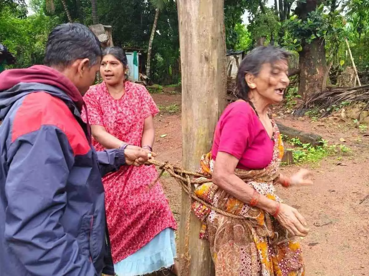 ಶಿವಮೊಗ್ಗದಲ್ಲಿ ಅಮಾನವೀಯ ಘಟನೆ: ಕಸ ಹಾಕಿದ್ದನ್ನು ಪ್ರಶ್ನಿಸಿದ್ದಕ್ಕೆ ಮಹಿಳೆಯನ್ನು ಕಂಬಕ್ಕೆ ಕಟ್ಟಿ ಥಳಿತ
