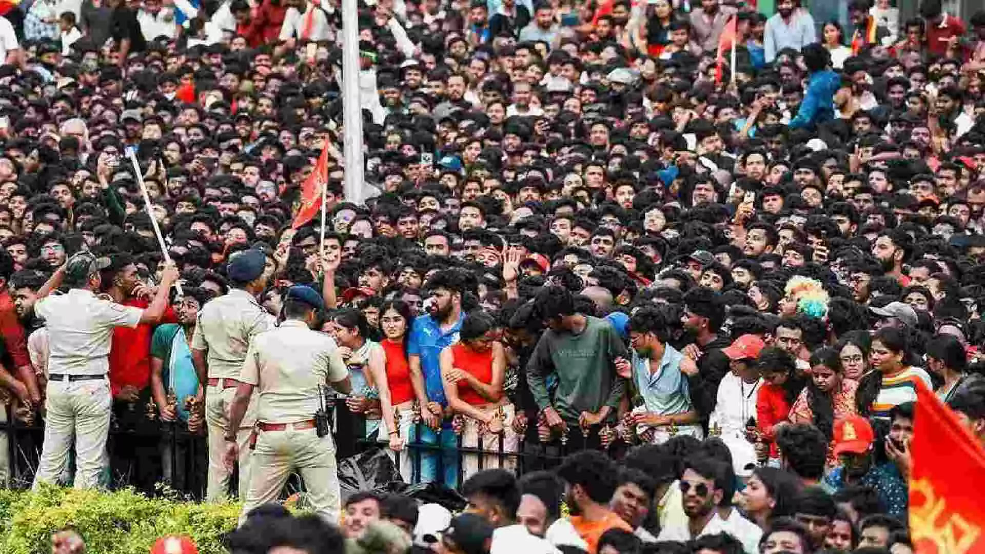 ಬೆಂಗಳೂರು ಕಾಲ್ತುಳಿತ: ಆರ್ಸಿಬಿಯೇ ಮೊದಲ ಹೊಣೆಗಾರ ಎಂದ ನ್ಯಾಯಮಂಡಳಿ ಬೆಂಗಳೂರು ಕಾಲ್ತುಳಿತ: ಆರ್ಸಿಬಿಯೇ ಮೊದಲ ಹೊಣೆಗಾರ ಎಂದ ನ್ಯಾಯಮಂಡಳಿ