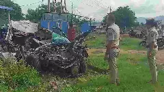 ಕಾರಿಗೆ ಲಾರಿ ಡಿಕ್ಕಿ: ದಂಪತಿ ಸಾವು, ಮೂವರು ಮಕ್ಕಳಿಗೆ ಗಂಭೀರ ಗಾಯ