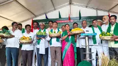 ದೇವನಹಳ್ಳಿ ಭೂಸ್ವಾಧೀನ ವಿರೋಧಿ ಹೋರಾಟ |ಹೂವು, ತರಕಾರಿಗಳೊಂದಿಗೆ ಸಿಎಂ ನೇತೃತ್ವದ ಸಭೆಗೆ ಬಂದ ರೈತರು