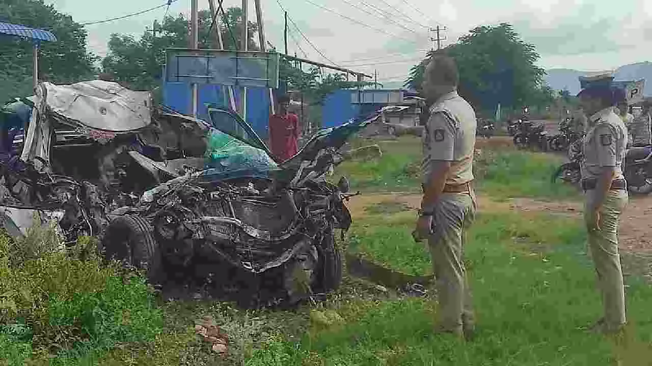 ಕಾರಿಗೆ ಲಾರಿ ಡಿಕ್ಕಿ: ದಂಪತಿ ಸಾವು, ಮೂವರು ಮಕ್ಕಳಿಗೆ ಗಂಭೀರ ಗಾಯ ಕಾರಿಗೆ ಲಾರಿ ಡಿಕ್ಕಿ: ದಂಪತಿ ಸಾವು, ಮೂವರು ಮಕ್ಕಳಿಗೆ ಗಂಭೀರ ಗಾಯ