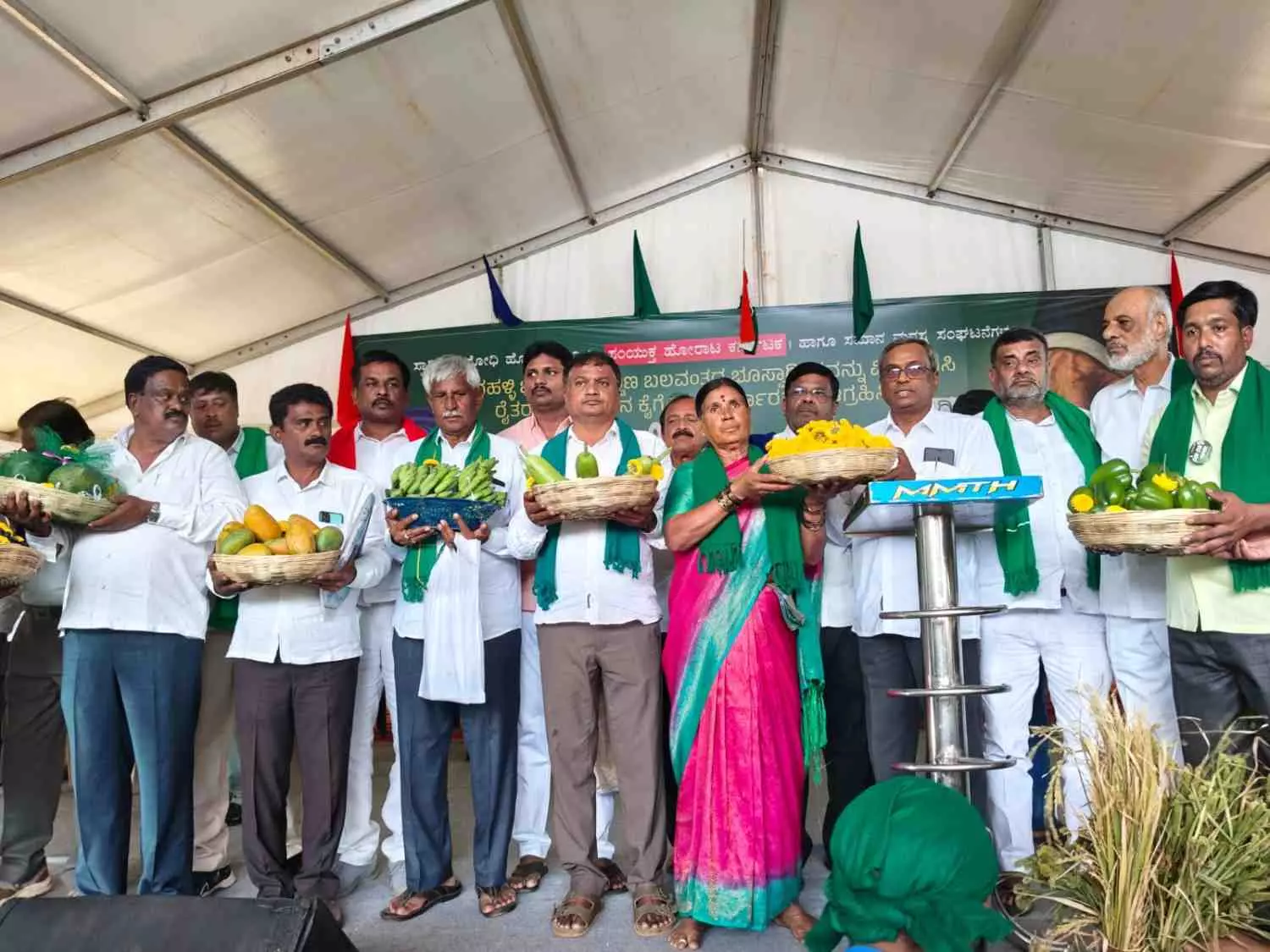 ದೇವನಹಳ್ಳಿ ಭೂಸ್ವಾಧೀನ ವಿರೋಧಿ ಹೋರಾಟ |ಹೂವು, ತರಕಾರಿಗಳೊಂದಿಗೆ ಸಿಎಂ ನೇತೃತ್ವದ ಸಭೆಗೆ ಬಂದ ರೈತರು ದೇವನಹಳ್ಳಿ ಭೂಸ್ವಾಧೀನ ವಿರೋಧಿ ಹೋರಾಟ |ಹೂವು, ತರಕಾರಿಗಳೊಂದಿಗೆ ಸಿಎಂ ನೇತೃತ್ವದ ಸಭೆಗೆ ಬಂದ ರೈತರು