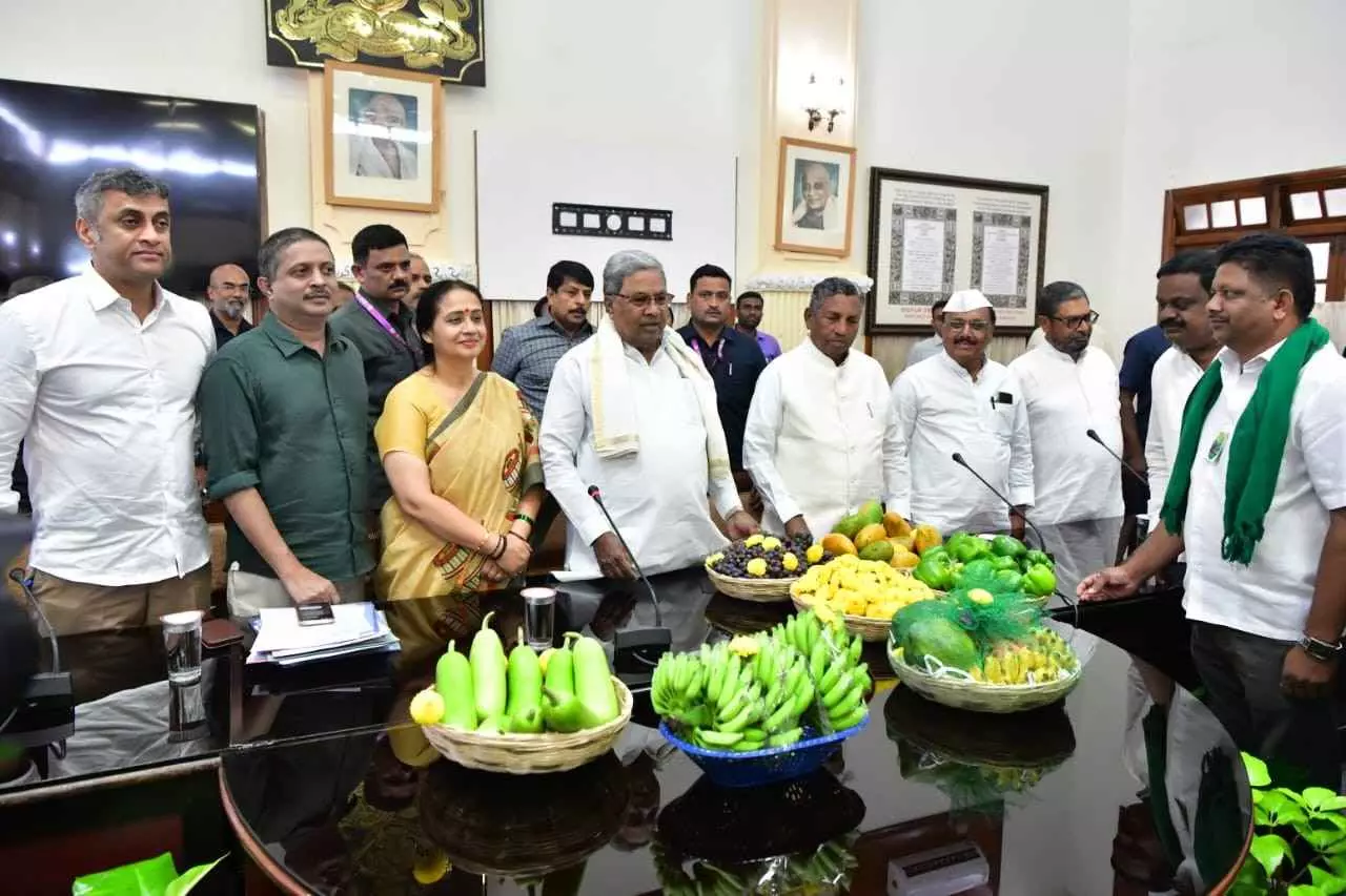 ದೇವನಹಳ್ಳಿ ಭೂಸ್ವಾಧೀನ ವಿರೋಧಿ ಹೋರಾಟ | ರೈತರ ಜತೆಗಿನ ಸಭೆ ಅಪೂರ್ಣ; 10 ದಿನ ಸಮಯ ಕೇಳಿದ ಸಿಎಂ ದೇವನಹಳ್ಳಿ ಭೂಸ್ವಾಧೀನ ವಿರೋಧಿ ಹೋರಾಟ | ರೈತರ ಜತೆಗಿನ ಸಭೆ ಅಪೂರ್ಣ; 10 ದಿನ ಸಮಯ ಕೇಳಿದ ಸಿಎಂ