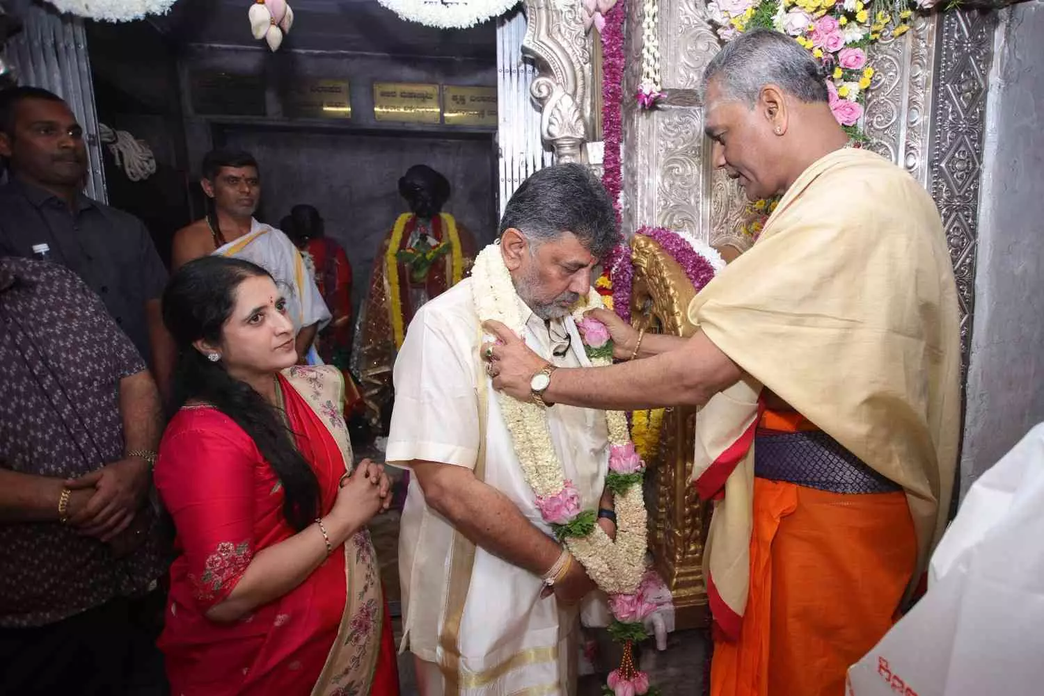 ಮಲ್ಲಿಕಾರ್ಜುನ ಖರ್ಗೆ ಆದೇಶದಂತೆ ಒಟ್ಟಾಗಿ ಕೆಲಸ ಮಾಡುತ್ತೇವೆ : ಡಿಕೆಶಿ ಮಲ್ಲಿಕಾರ್ಜುನ ಖರ್ಗೆ ಆದೇಶದಂತೆ ಒಟ್ಟಾಗಿ ಕೆಲಸ ಮಾಡುತ್ತೇವೆ : ಡಿಕೆಶಿ