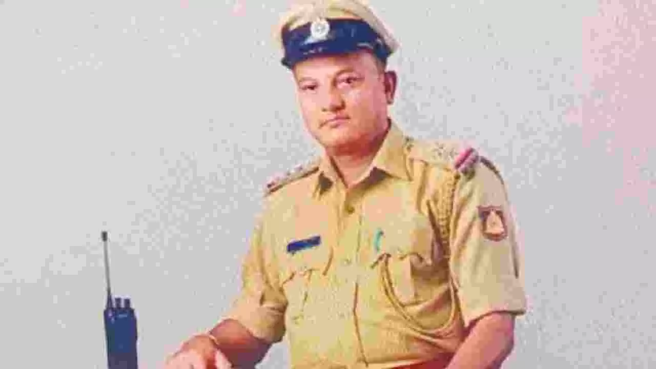 ತುಮಕೂರಿನ ಲಾಡ್ಜ್ನಲ್ಲಿ ಪಿಎಸ್ಐ ಆತ್ಮಹತ್ಯೆ; 3 ಪುಟಗಳ ಡೆತ್ ನೋಟ್ ಪತ್ತೆ ತುಮಕೂರಿನ ಲಾಡ್ಜ್ನಲ್ಲಿ ಪಿಎಸ್ಐ ಆತ್ಮಹತ್ಯೆ; 3 ಪುಟಗಳ ಡೆತ್ ನೋಟ್ ಪತ್ತೆ