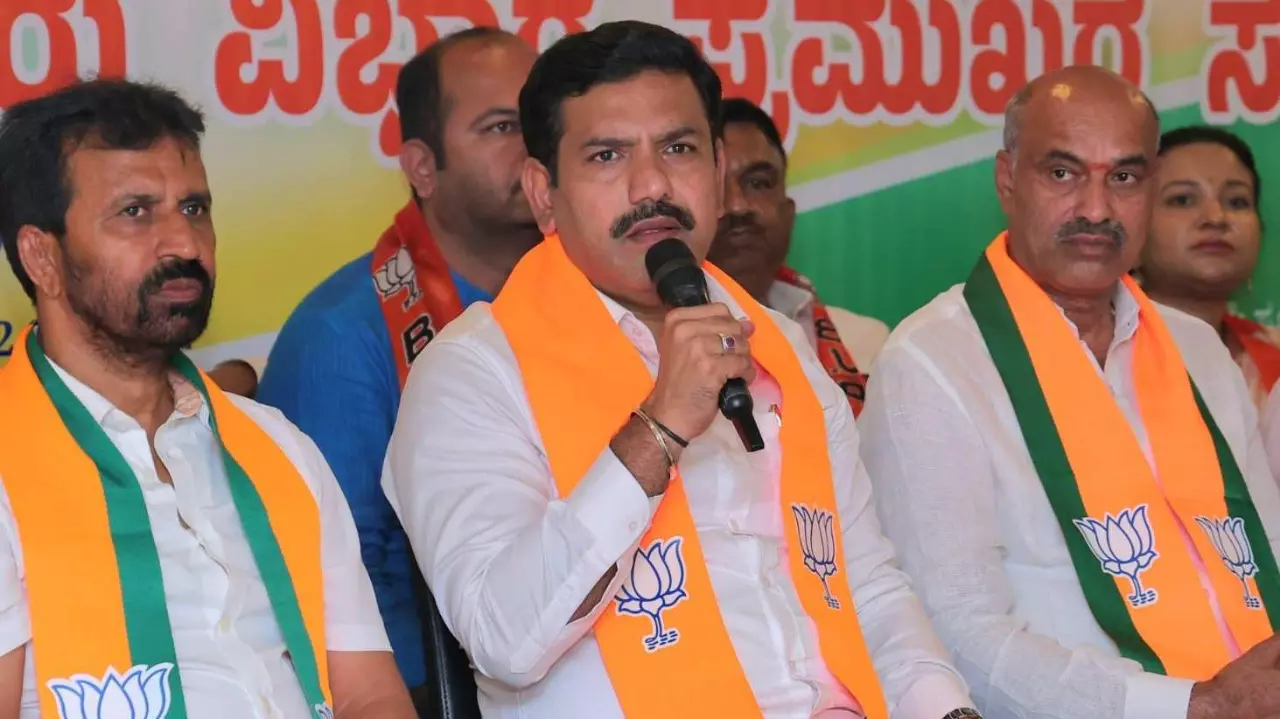 ಕಾಂಗ್ರೆಸ್ ಶಾಸಕರಿಗೇ ಸಿಎಂ ಸಿದ್ದರಾಮಯ್ಯ ಮೇಲೆ ವಿಶ್ವಾಸವಿಲ್ಲ, ಜನರಿಗೂ ಇಲ್ಲ: ವಿಜಯೇಂದ್ರ ಟೀಕೆ