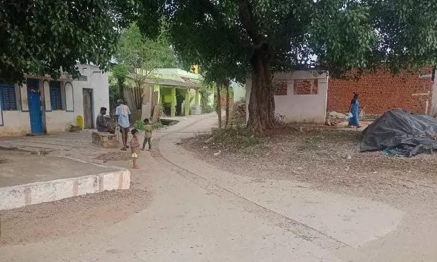 ಮದುವೆಗೆ ಕಸವೇ ಕಗ್ಗಂಟು: ಈ ಗ್ರಾಮಗಳ ಯುವಕರಿಗೆ ಹೆಣ್ಣು ಕೊಡೋರೆ ಇಲ್ಲ; ಹುಡುಗಿಗೆ ಗಂಡು ಸಿಗೋದೂ ಇಲ್ಲ! ಮದುವೆಗೆ ಕಸವೇ ಕಗ್ಗಂಟು: ಈ ಗ್ರಾಮಗಳ ಯುವಕರಿಗೆ ಹೆಣ್ಣು ಕೊಡೋರೆ ಇಲ್ಲ; ಹುಡುಗಿಗೆ ಗಂಡು ಸಿಗೋದೂ ಇಲ್ಲ!