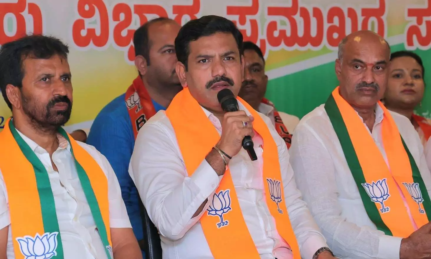ಕಾಂಗ್ರೆಸ್ ಶಾಸಕರಿಗೇ ಸಿಎಂ ಸಿದ್ದರಾಮಯ್ಯ ಮೇಲೆ ವಿಶ್ವಾಸವಿಲ್ಲ, ಜನರಿಗೂ ಇಲ್ಲ: ವಿಜಯೇಂದ್ರ ಟೀಕೆ ಕಾಂಗ್ರೆಸ್ ಶಾಸಕರಿಗೇ ಸಿಎಂ ಸಿದ್ದರಾಮಯ್ಯ ಮೇಲೆ ವಿಶ್ವಾಸವಿಲ್ಲ, ಜನರಿಗೂ ಇಲ್ಲ: ವಿಜಯೇಂದ್ರ ಟೀಕೆ